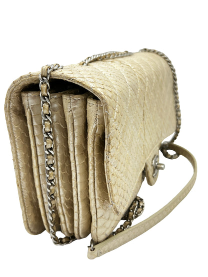 BOLSO MEDIANO ACOLCHADO IRIDISCENTE DE PITÓN ORO CLARO CHANEL