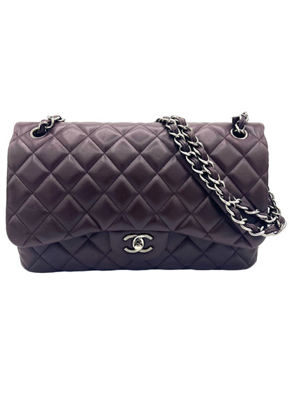 BOLSO CLÁSICO CON DOBLE SOLAPA CHANEL PÚRPURA JUMBO DE PIEL DE CORDERO ACOLCHADA