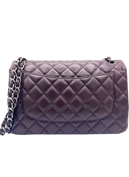 BOLSO CLÁSICO CON DOBLE SOLAPA CHANEL PÚRPURA JUMBO DE PIEL DE CORDERO ACOLCHADA