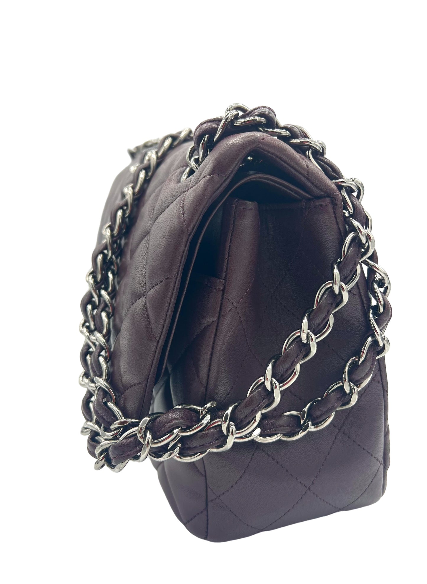 BOLSO CLÁSICO CON DOBLE SOLAPA CHANEL PÚRPURA JUMBO DE PIEL DE CORDERO ACOLCHADA