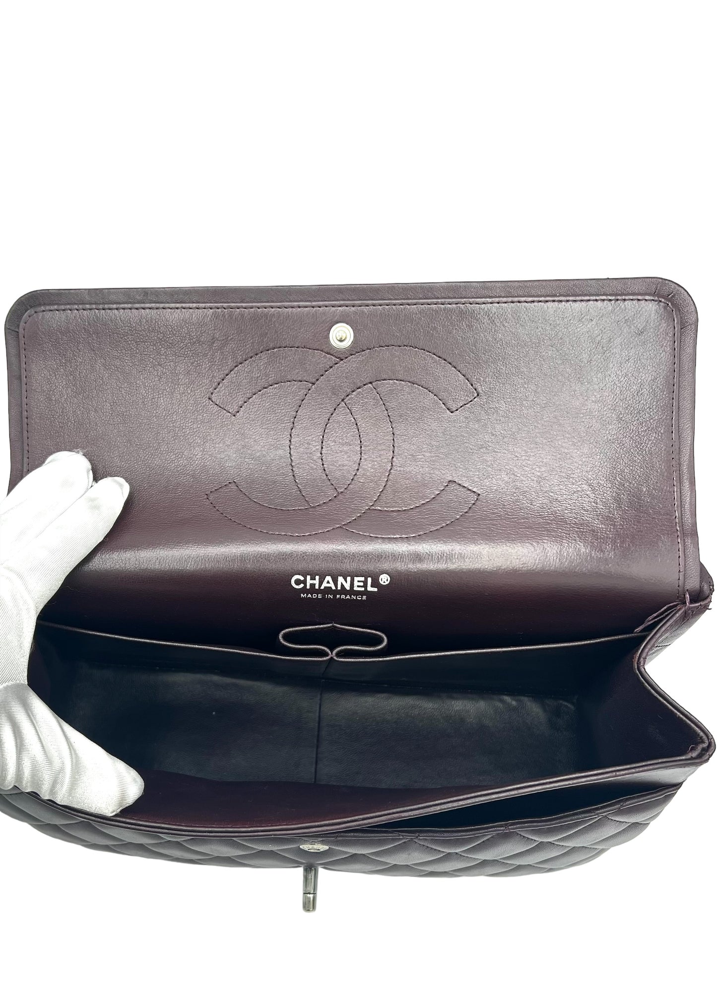 BOLSO CLÁSICO CON DOBLE SOLAPA CHANEL PÚRPURA JUMBO DE PIEL DE CORDERO ACOLCHADA