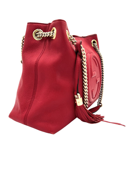 BOLSO DE HOMBRO MEDIANO SOHO CON CADENA GUCCI DE BECERRO PEBBLED ROJO TABASCO