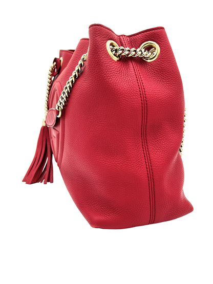 BOLSO DE HOMBRO MEDIANO SOHO CON CADENA GUCCI DE BECERRO PEBBLED ROJO TABASCO