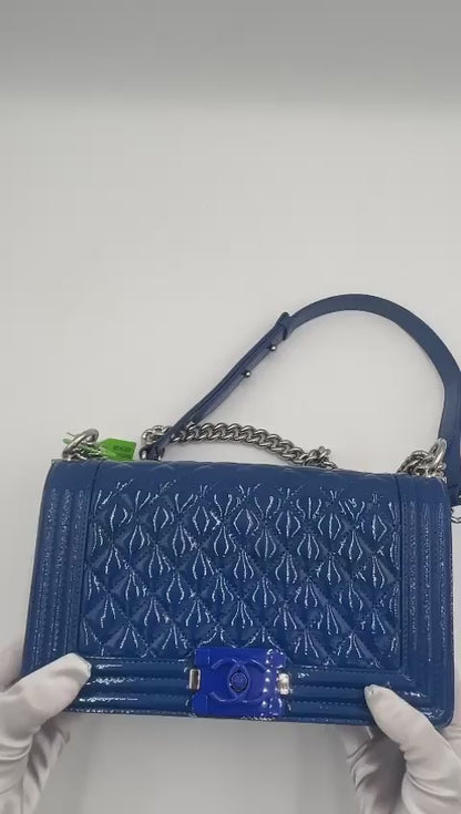 CHANEL NIÑO SOLAPA ACOLCHADA PLEXIGLAS CHAROL MEDIANO AZUL REAL