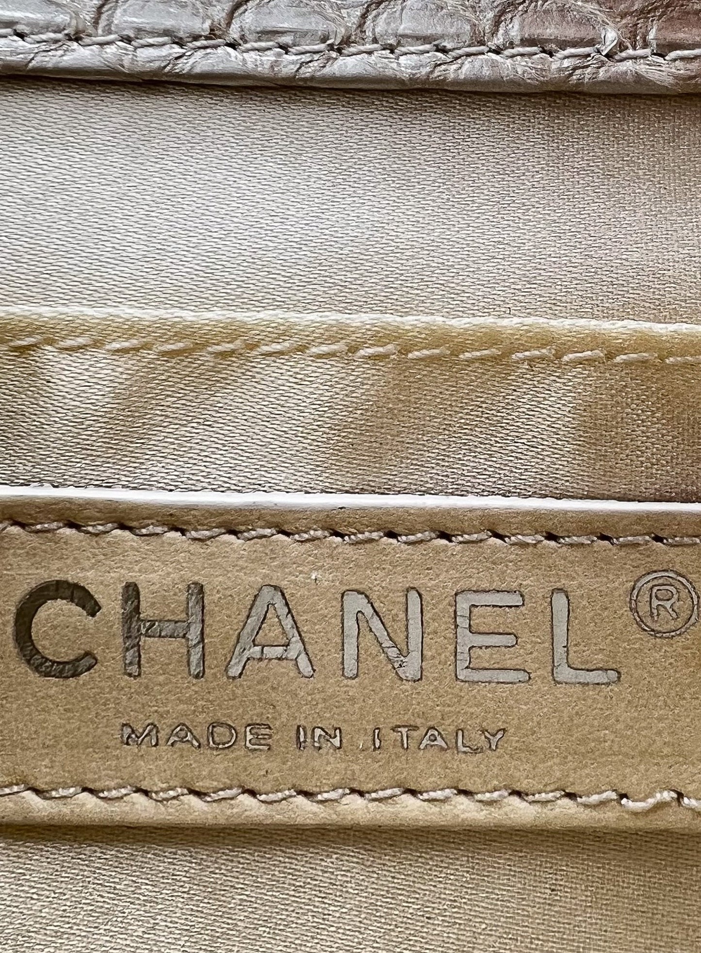 BOLSO MEDIANO ACOLCHADO IRIDISCENTE DE PITÓN ORO CLARO CHANEL