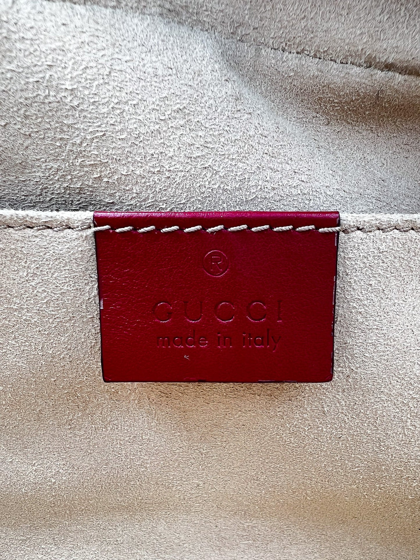 BOLSO DE HOMBRO GUCCI DE PIEL DE BECERRO MATELASSE PEQUEÑO GG MARMONT CON CADENA ROJO HIBISCUS