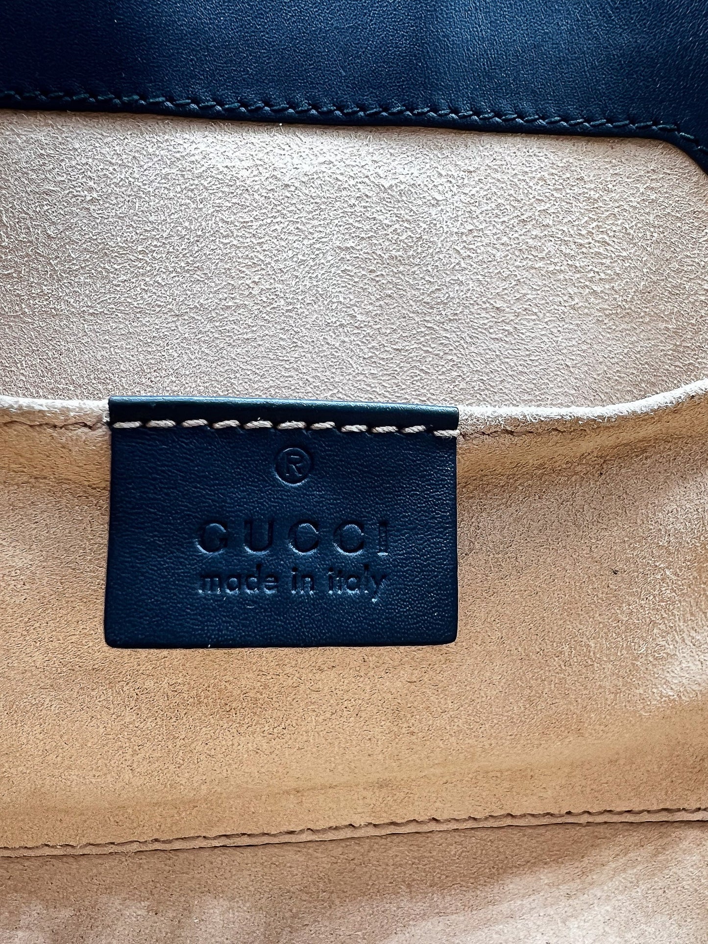 GUCCI SUPREME MONOGRAM BEES, TOTE PEQUEÑO CON CANDADO BEIGE ORO NEGRO