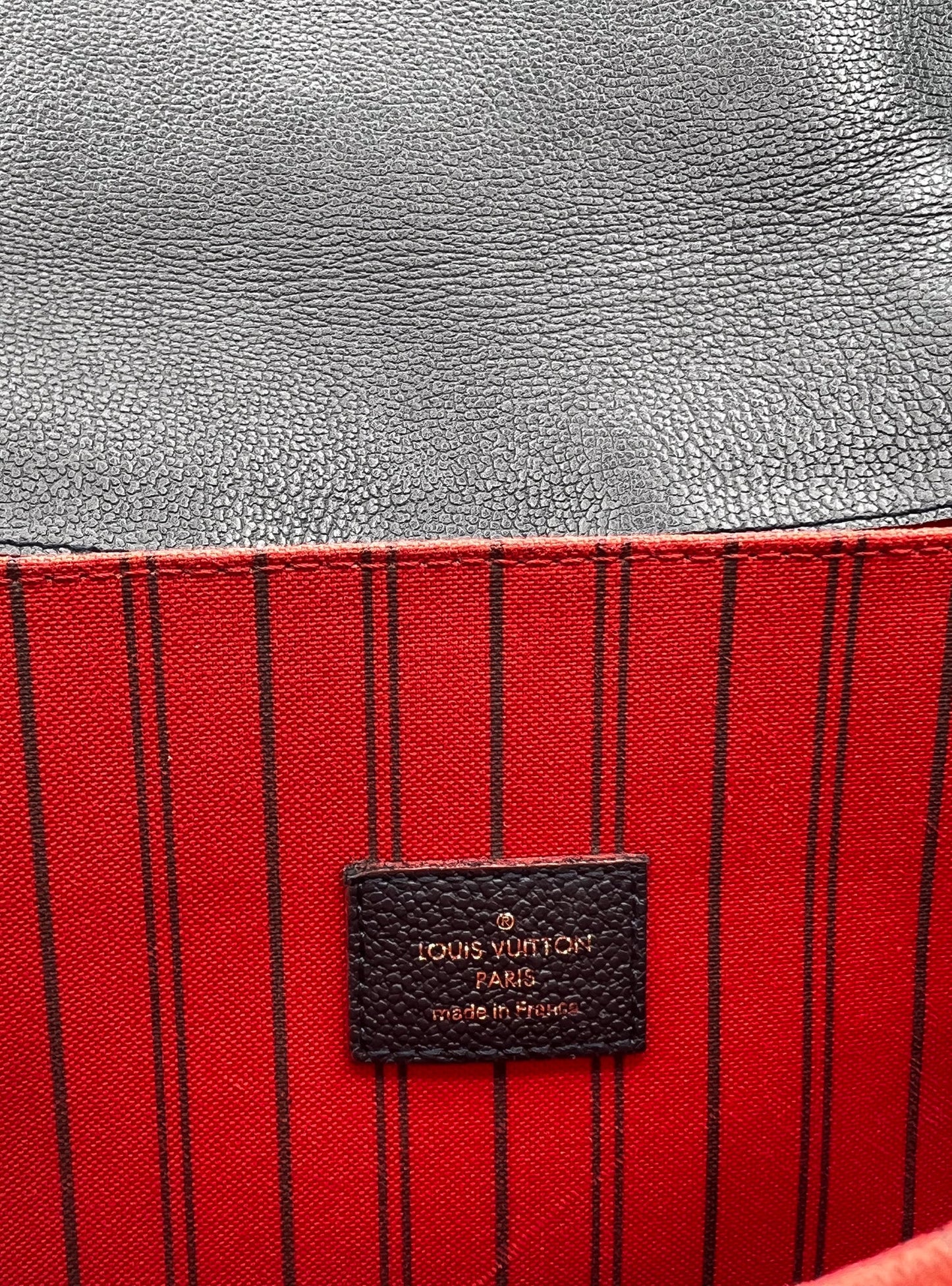 LOUIS VUITTON POCHETTE METIS MARINO Y MONOGRAMA ROJO EMPREINTE